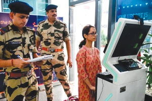 Đăng ký thông tin cá nhân tại quầy nhận diện khuôn mặt của sân bay quốc tế Rajiv Gandhi, Ấn Độ. Ảnh: CNN