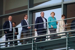 Thủ tướng Đức Angela Merkel (thứ 2, phải) cùng các lãnh đạo Liên minh Dân chủ/Xã hội Cơ đốc giáo (CDU/CSU) và đảng Dân chủ xã hội (SPD). Ảnh: AFP/TTXVN