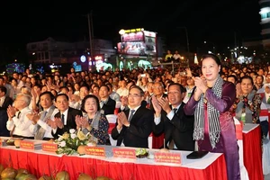 Chủ tịch Quốc hội Nguyễn Thị Kim Ngân và các đại biểu dự khai mạc Lễ hội Dừa tỉnh Bến Tre lần thứ V. Ảnh: TTXVN