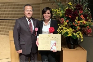 Đại sứ Việt Nam tại Nhật Bản Vũ Hồng Nam chúc mừng chị Mai Thị Ngần. Ảnh: Đào Thanh Tùng/Vietnam+