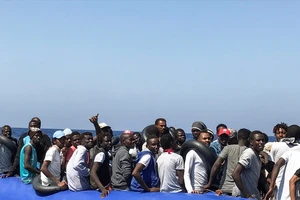 Người di cư chờ được cứu trên Địa Trung Hải. Ảnh: AFP/TTXVN