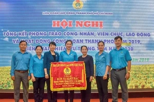 Phó Bí thư Thành ủy TPHCM Võ Thị Dung trao Cờ thi đua cho các tập thể