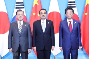 Từ trái sang: Tổng thống Hàn Quốc Moon Jae-in, Thủ tướng Trung Quốc Lý Khắc Cường và Thủ tướng Nhật Bản Shinzo Abe tại cuộc gặp ở Thành Đô, Trung Quốc ngày 24-12-2019. Ảnh: THX/TTXVN