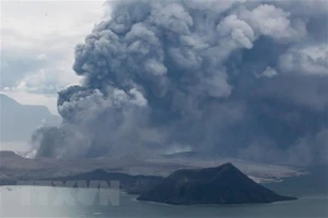 Núi lửa Taal ở Tagaytay, Philippines phun tro bụi ngày 13-1. Ảnh: THX/TTXVN