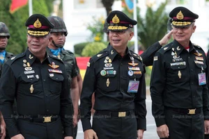 Tổng Tham mưu trưởng quân đội Thái Lan Apirat Kongsompong và các sĩ quan Thái Lan. Ảnh: Bangkok Post.