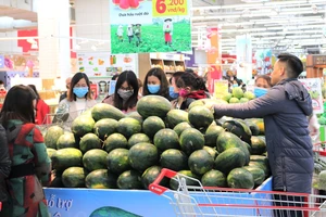 Người tiêu dùng thủ đô nhiệt tình ủng hộ mua dưa hấu tại siêu thị. Ảnh: Văn Phúc