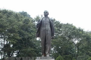 Tượng đài V.I. Lenin tại Vườn hoa Chi Lăng, quận Ba Đình, Hà Nội