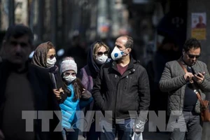 Người dân đeo khẩu trang để phòng tránh lây nhiễm COVID-19 tại Tehran, Iran, ngày 23/2/2020. Ảnh: THX/TTXVN