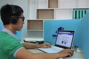Giảng viên Trường Đại học Mở TPHCM đang online trao đổi, giải đáp cho sinh viên 