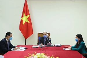 Thủ tướng Nguyễn Xuân Phúc điện đàm với Tổng thống Hàn Quốc Moon Jae-in - Ảnh: VGP