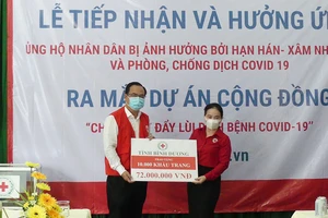 Cơ quan đại diện phía Nam của Hội Chữ thập đỏ Việt Nam tiếp nhận tiền, hàng nhân dân ủng hộ phòng chống dịch Covid-19 và khắc phục hạn mặn. Ảnh: VIỆT NGA