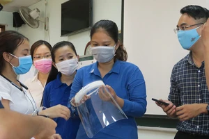 Sinh viên Trường Đại học Y khoa Phạm Ngọc Thạch tham gia buổi huấn luyện, hướng dẫn kỹ năng phòng dịch