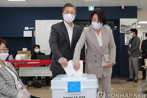 Tổng thống Hàn Quốc Moon Jae In và phu nhân bỏ phiếu tại một điểm bầu cử ở thủ đô Seoul. Ảnh: Yonhap News