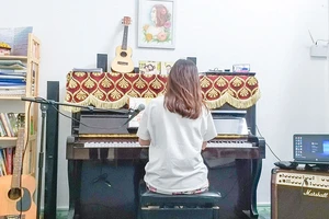 Một buổi học piano trực tuyến