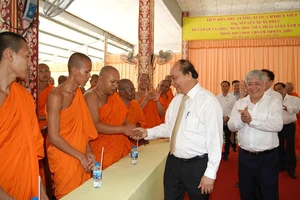 Thủ tướng Nguyễn Xuân Phúc tại Học viện Phật giáo Nam tông Khmer ngày 7-4-2019. Ảnh: VGP.