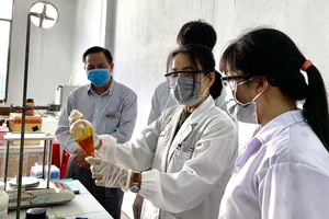 Sinh viên Khoa Dược Trường Đại học Nguyễn Tất Thành trong giờ học thực hành