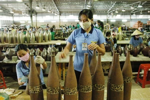 Chế tác sản phẩm thủ công mỹ nghệ xuất khẩu tại huyện Hóc Môn, TPHCM. Ảnh: CAO THĂNG
