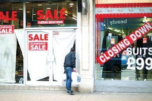  Những cửa hàng đóng cửa ở Anh trong đại dịch Covid-19. Ảnh: Reuters