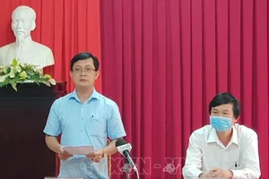 Trưởng Ban Tuyên giáo Tỉnh ủy Bình Phước Hà Anh Dũng công bố quyết định kỷ luật của ông Lưu Văn Thanh. Ảnh TTXVN