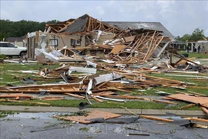 Nhà cửa bị hư hại sau bão và lốc xoáy tại thành phố Monroe, bang Louisiana, Mỹ ngày 13-4-2020. Ảnh: AFP/TTXVN