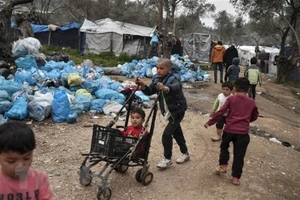 Trẻ em di cư tại trại tị nạn Moria trên đảo Lesbos, Hy Lạp ngày 7-3-2020. Ảnh: AFP/ TTXVN