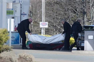 Thi thể nạn nhân tại hiện trường vụ xả súng đẫm máu ở tỉnh Nova Scotia. Ảnh: Yass Tribune/TTXVN