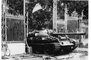 Xe tăng quân giải phóng tiến thẳng vào dinh Độc Lập vào trưa 30-4-1975. Ảnh tư liệu