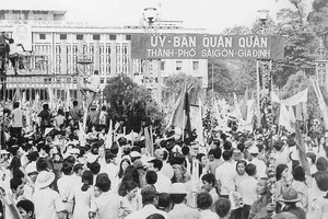 Hơn 300.000 người dân Sài Gòn chào đón Ủy ban Quân quản Thành phố Sài Gòn - Gia Định. Ảnh: T.L