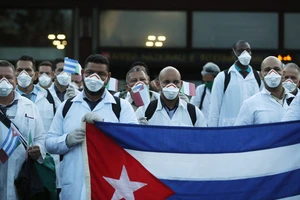 Các bác sĩ Cuba khi đến hỗ trợ y tế tại Italy. Ảnh: AP 