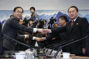 Bộ trưởng Thống nhất Hàn Quốc Cho Myoung-gyon (trái) và Chủ tịch Ủy ban Tái thống nhất hòa bình Triều Tiên Ri Son-gwon (phải) tại cuộc đối thoại ở làng đình chiến Panmunjom ngày 15-10- 2018. Ảnh: AFP/TTXVN