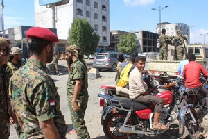 Các thành viên lực lượng an ninh Yemen tuần tra tại thành phố miền Nam Aden. Ảnh: AFP/TTXVN