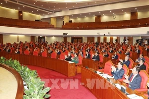 Các đồng chí lãnh đạo Đảng, Nhà nước và các đại biểu dự hội nghị.