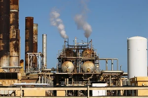 Saudi Arabia muốn OPEC+ tiếp tục giảm sản lượng 