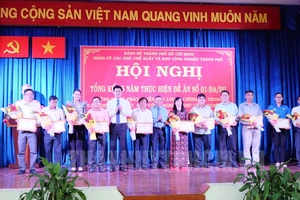 Trưởng Ban Dân vận Thành ủy TP Nguyễn Hữu Hiệp và Bí thư Đảng ủy Hứa Quốc Hưng tặng giấy khen cho các tập thể đạt thành tích xuất sắc trong thực hiện nhiệm vụ.