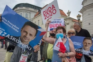 Vận động cử tri bỏ phiếu trong cuộc bầu cử tổng thống Ba Lan. Ảnh:Reuters