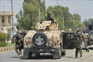 Binh sĩ Afghanistan triển khai bên ngoài nhà tù ở thành phố Jalalabad, tỉnh Nangarhar trong cuộc đọ súng với các tay súng IS ngày 3-8-2020. Ảnh: AFP/TTXVN