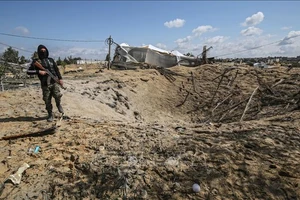 Hiện trường một vụ không kích của Israel xuống khu vực Khan Yunis ở Dải Gaza ngày 25-2-2020. Ảnh tư liệu: AFP/TTXVN