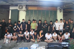 Lực lượng công an bắt giữ 21 đối tượng truy nã người Trung Quốc. Ảnh: TTXVN