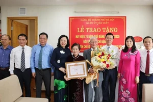 Trao Huy hiệu 70 năm tuổi Đảng cho GS Đặng Hữu và Nhạc sĩ Phạm Tuyên