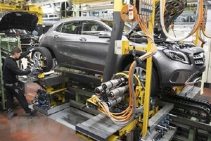 Công nhân hoàn thiện lắp ráp xe ô tô Mercedes Benz A tại nhà máy sản xuất xe Daimler ở Rastatt, miền Tây Nam Đức. Ảnh: AFP/TTXVN