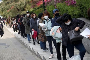 Người đăng ký tìm việc xếp hàng chờ phỏng vấn tại Seoul, Hàn Quốc. Ảnh: Reuters/TTXVN