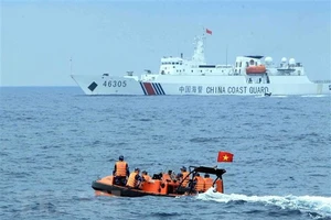 Đoàn lực lượng Cảnh sát biển Việt Nam sang tàu Cảnh sát biển Trung Quốc tham dự hội đàm tổng kết chuyến kiểm tra liên hợp nghề cá Việt Nam-Trung Quốc năm 2019. Ảnh: TTXVN