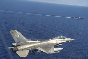 Máy bay chiến đấu F-16 và tàu chiến của Hải quân Hy Lạp tham gia tập trận ở Đông Địa Trung Hải ngày 24-8-2020. Ảnh: AFP/TTXVN