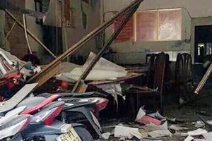 Hiện trường vụ nổ trước trụ sở công an phường 12, quận Tân Bình. Ảnh: PA