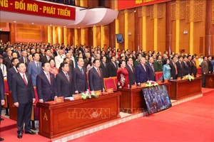 Chủ tịch Quốc hội Nguyễn Thị Kim Ngân và các đại biểu thực hiện nghi lễ chào cờ. Ảnh: TTXVN