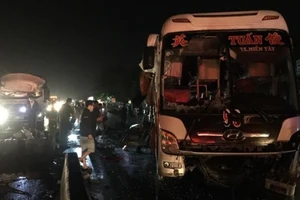 Tiền Giang: Va chạm giữa xe khách và xe tải, 1 người chết, 19 người bị thương 
