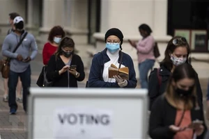 Cử tri xếp hàng chờ bỏ phiếu bầu cử sớm Tổng thống Mỹ 2020 tại Arlington, Virginia. Nguồn: AFP/TTXVN