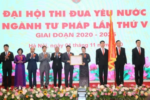 Chủ tịch Quốc hội Nguyễn Thị Kim Ngân trao Huân chương Lao động hạng Nhất cho ngành tư pháp. Ảnh: VGP