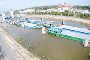 Các phương tiện giao thông thủy neo đậu ở âu tàu Rạch Chanh (tại Long An)