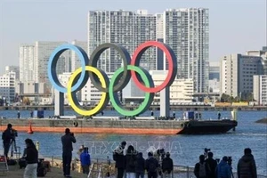 Vòng tròn biểu tượng Olympic được vận chuyển trên vịnh Tokyo, bên ngoài công viên nước Odaiba ngày 1-12-2020. Ảnh: AFP/TTXVN